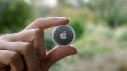 Как найти трекер в машине с помощью телефона?